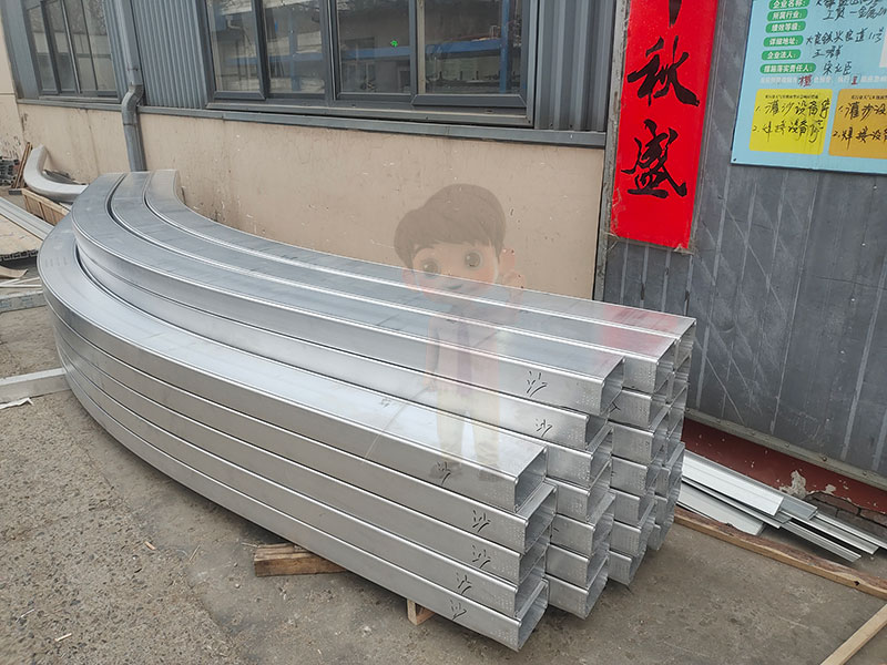 解析幕墻型材拉彎對建筑節(jié)能與環(huán)境適應(yīng)性的影響：實(shí)現(xiàn)綠色建筑的技術(shù)路徑