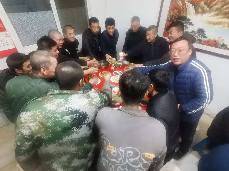 北京型材拉彎廠感恩在嚴(yán)寒中堅守崗位的勞動者們 北京型材拉彎廠感恩在嚴(yán)寒中堅守崗位的勞動者們